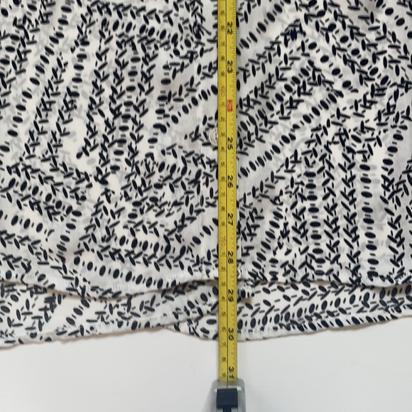 CAbi Split Back Black and White Print Blouse Size M - Picture 15 of 15